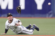 これぞ、プロ　オリックス安達が超ファインプレー！　逆シングルで横っ飛びしてグラブトスにスタンド狂喜
