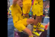 ◆悲報◆ドルトムントDFシュローダーベックさん、PSGに勝利後お立ち台に上がろうとしてずっこける😭