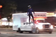 【動画】「乗れるドローン」で街中を飛ぶやつが現れる。