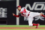 カープ菊池涼介、8年連続ゴールデングラブ賞獲得でセカンドのプロ野球新記録！鈴木誠也は2年連続4度目