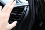 車のエアコンで冷房が全然出ないんだけど助けて