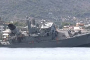 ギリシャ海軍の艦艇がコンテナ船と衝突して真っ二つに割ける