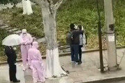 【動画】中国人カップル 号泣しながら防護服を着た役人に鉄の箱に入れられどこかへと連れ去られる
