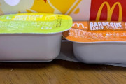 【衝撃の事実】マックのバーベキューとマスタードソースを頼んだワイ、気づいてしまう