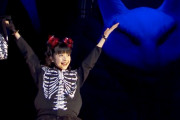 BABYMETALのコンサートで、チビBABYMETALがKARATEを歌ってるぞ　【海外の反応】