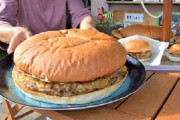 道の駅で肉の量が通常の１０倍のハンバーガーが裏メニューで存在、でけぇｗｗｗｗｗｗ
