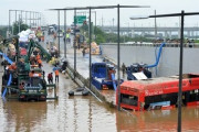 【韓国/豪雨】45名死亡トンネル浸水は人災の可能性、何故か通行規制されず　事故後、現場視察の公務員は何故か笑顔・・・
