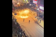 【動画】中国「溶けた鉄を空にぶちまけるお祭りやるぞ～ｗ」中国人「うおおおお！！」→結果・・・