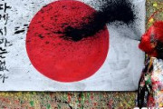 【ヘイト】韓国の書道家、日の丸に墨を吹きかける呪いの儀式を披露