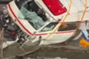 【動画】 東京都昭島市拝島町の国道16号で救急車が中央分離帯に衝突し横転大破 ⇒ 車両がエグい姿に・・