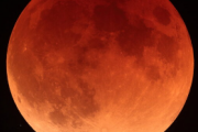 【感動】『皆既月食』の始まりから終わりまでを一枚に収めた写真が美しすぎる