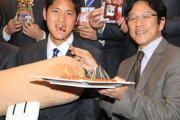 栗山監督が大谷翔平にソーセージを食べさせるGIF