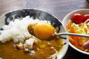 カレーにゆで卵←わかる　カレーに温泉卵←まぁ…わかるよ　カレーに生卵←？！
