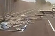 【動画】 東名阪・四日市のトラック足場散乱事故、その瞬間が激撮されていた