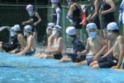 【速報】小学校、マスクでプールに