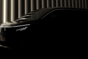 日産が「新型エルグランド」のティザー画像を初公開、15年ぶり全面刷新でライバル「アルファード」に“反撃”