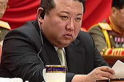 【北朝鮮】衛星打ち上げ失敗後に初めて姿を現した金正恩氏、顔がむくんで大きな吹き出物・目の下にはクマ