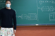 スペインの学校、スカートを履いて登校した男子学生を退学処分に　→教師激怒で全員スカートに