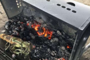 多摩川の河川敷で火がついたままBBQやり逃げ　「爆風が吹いていた」と目撃情報も