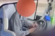 【怖すぎ】観光バス運転手、運転中に両手でスマホ操作し始める・・・問いかけると「見てねえよ！好きにしろよ！」