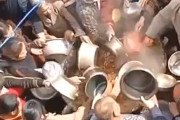 【動画】中国あるある、大鍋料理の無料配給、住民が鍋持って殺到！大争奪戦～！