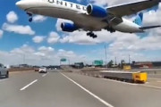 【動画】ハイウェイギリギリを通過するユナイテッド航空UA121便に驚く。