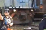 【動画】陽キャ鉄、線路で自撮りしようとして列車にはねられてしまう。