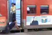 【動画】動く電車に乗り込もうとして何度も失敗する女性が撮影される。