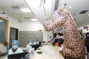【画像】四川省の女性、コロナウイルスを恐れるあまりキリンの着ぐるみで病院を訪れてしまう・・・