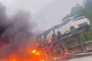 【恐怖】中国EVが突然発火し炎上　車両運搬車に延焼、他の車にも燃え移る　どーしてこうなった？