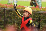 【悪質】競馬・安田記念で勝利した池添謙一騎手が観客スタンドに投げたゴーグル、メリカリに出品されてしまう・・・　偽物との指摘も