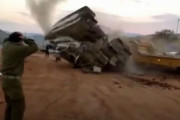 イスラエル軍のメルカバMk3戦車が横転事故、トレーラーから落下(動画)！