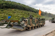 韓国政府、戦闘工兵車「K600」2両をウクライナに提供へ…車体前面の鋤で地雷除去！