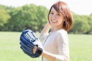 【画像】女さん、野球ボールの投げ方がエグいｗｗｗ