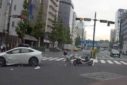 【横浜】すごい音。信号無視？のスクーターがプリウスに突っ込んでしまう事故の映像。
