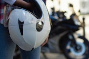 【疑問】バイクでコンビニきた奴ってなんでヘルメット外さないの？