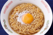 【謎】チキンラーメン「異様に高いです！たまに食べたくなるけど一口で飽きます！」←人気な理由