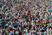 海外「バングラデシュでコロナウイルスを国から無くす祈りのために25000人が一箇所に集まる」