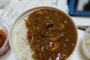 【画像】夜中にシンプルなバーモントカレー作ったから食うわ