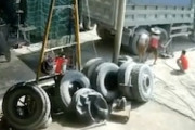 ダンプのタイヤを整備していた2人が爆発に巻き込まれてふっ飛ばされてしまう衝撃映像。