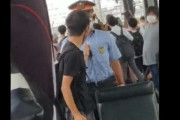逆ギレの「撮り鉄」、駅員の胸ぐらつかむ動画拡散