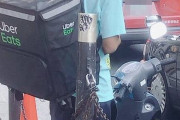 【悲報】盗難？通報対策？とんでもないUber配達員さんの原付が目撃されるｗｗｗｗｗｗｗｗｗ