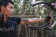【DIY】自転車のホイールを使った自作の弓で魚を射抜く男の動画。