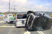 【岡山】4台が絡んだ大事故のドライブレコーダー。原因は1BOXの信号無視かな。