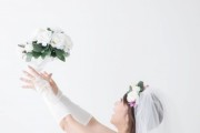 【結婚式】今やってるのは10％未満…いつの間にか減っていた結婚式後の『ブーケトス』価値観の多様性で恒例行事にも変化