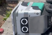 アメリカの自動運転宅配ロボット、予想通りの結果になる・・・・