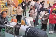 【動画】中国人のオッサン、ポン菓子の爆風が強すぎてふっ飛ぶ