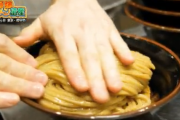 【動画】ツイッタラX「ラーメン屋の番組で店主がつけ麺の麺を盛り付けるときにペタペタ触ってて無理になった」