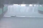 【動画】 広島の大雨、アンダーパスで完全に水没している車が話題に