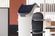【悲報】日本人、気付いてしまう「あれ？配膳ロボットから横取りすれば無限に食えるくね？」